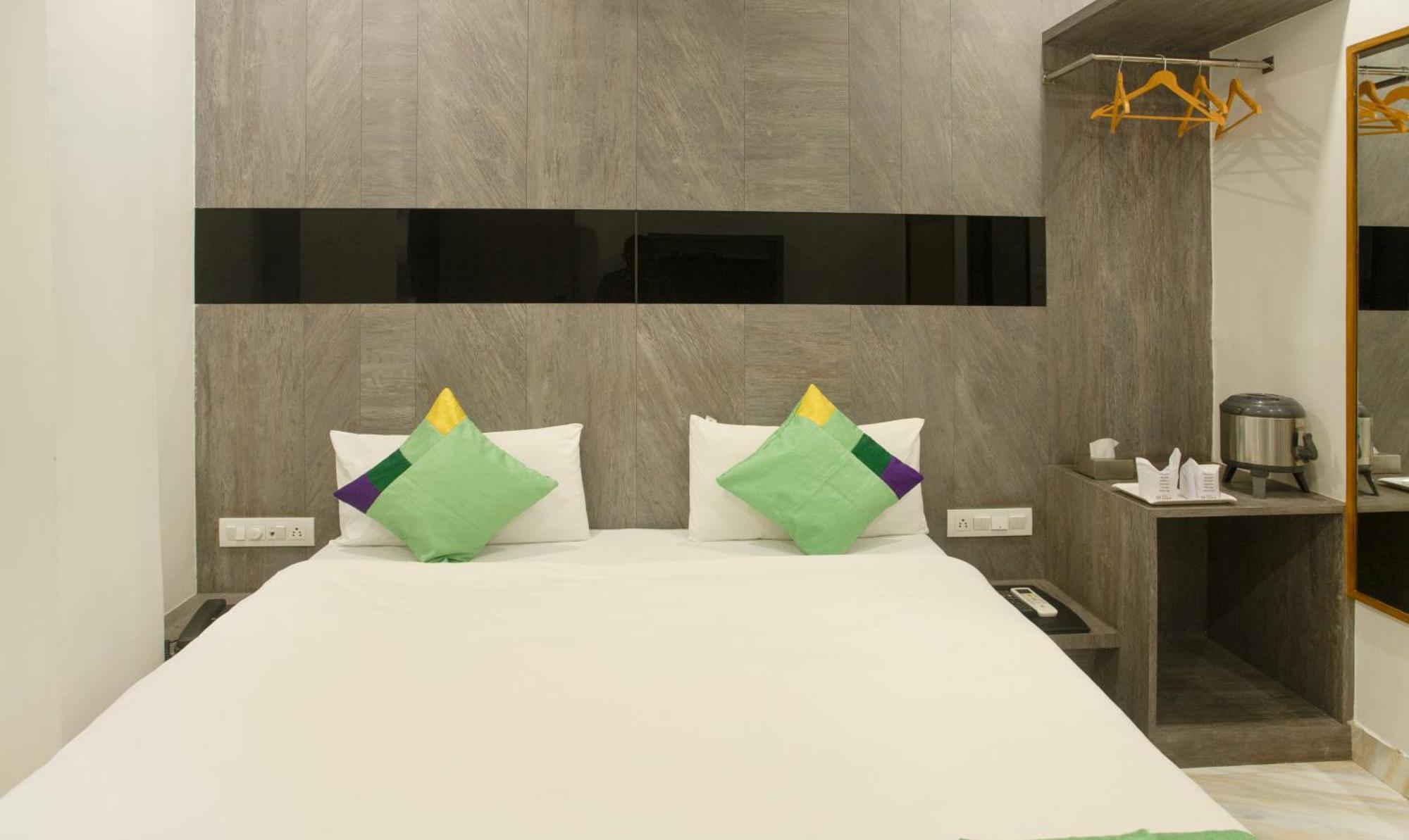 Hotel Treebo Urban, 1 Km From Railway Station Surat Exterior foto