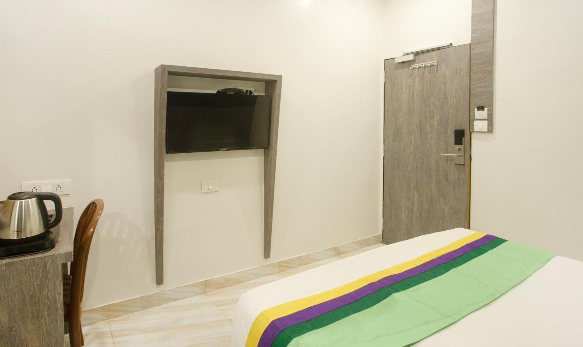 Hotel Treebo Urban, 1 Km From Railway Station Surat Exterior foto