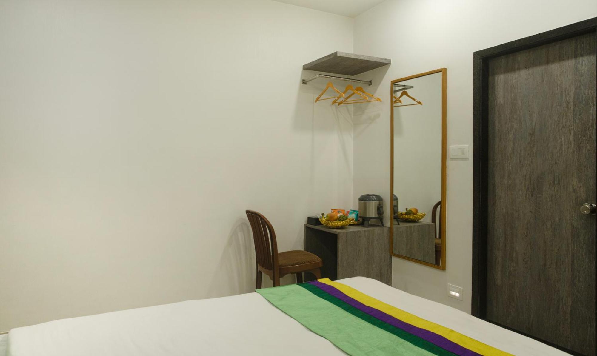 Hotel Treebo Urban, 1 Km From Railway Station Surat Exterior foto
