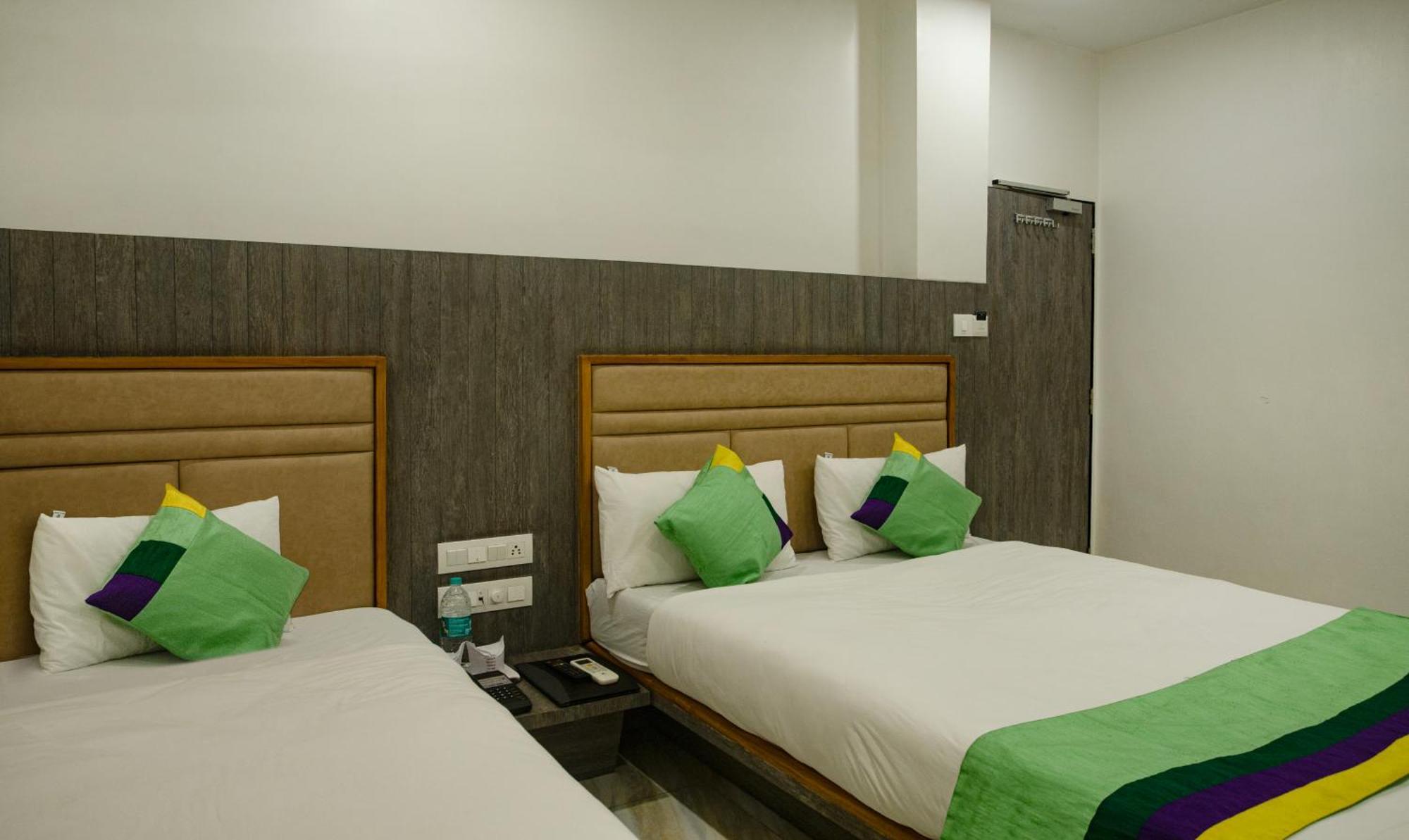Hotel Treebo Urban, 1 Km From Railway Station Surat Exterior foto