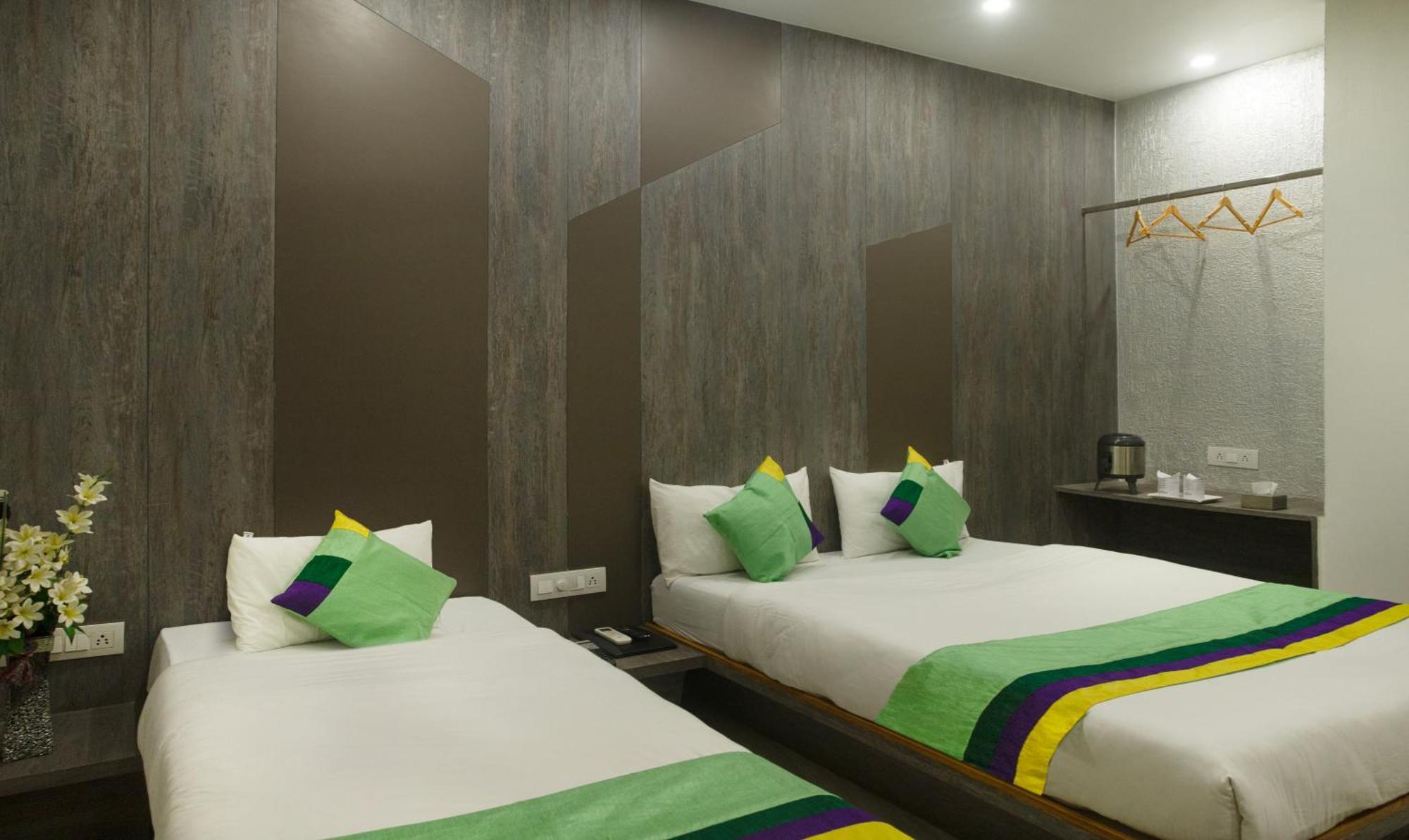 Hotel Treebo Urban, 1 Km From Railway Station Surat Exterior foto