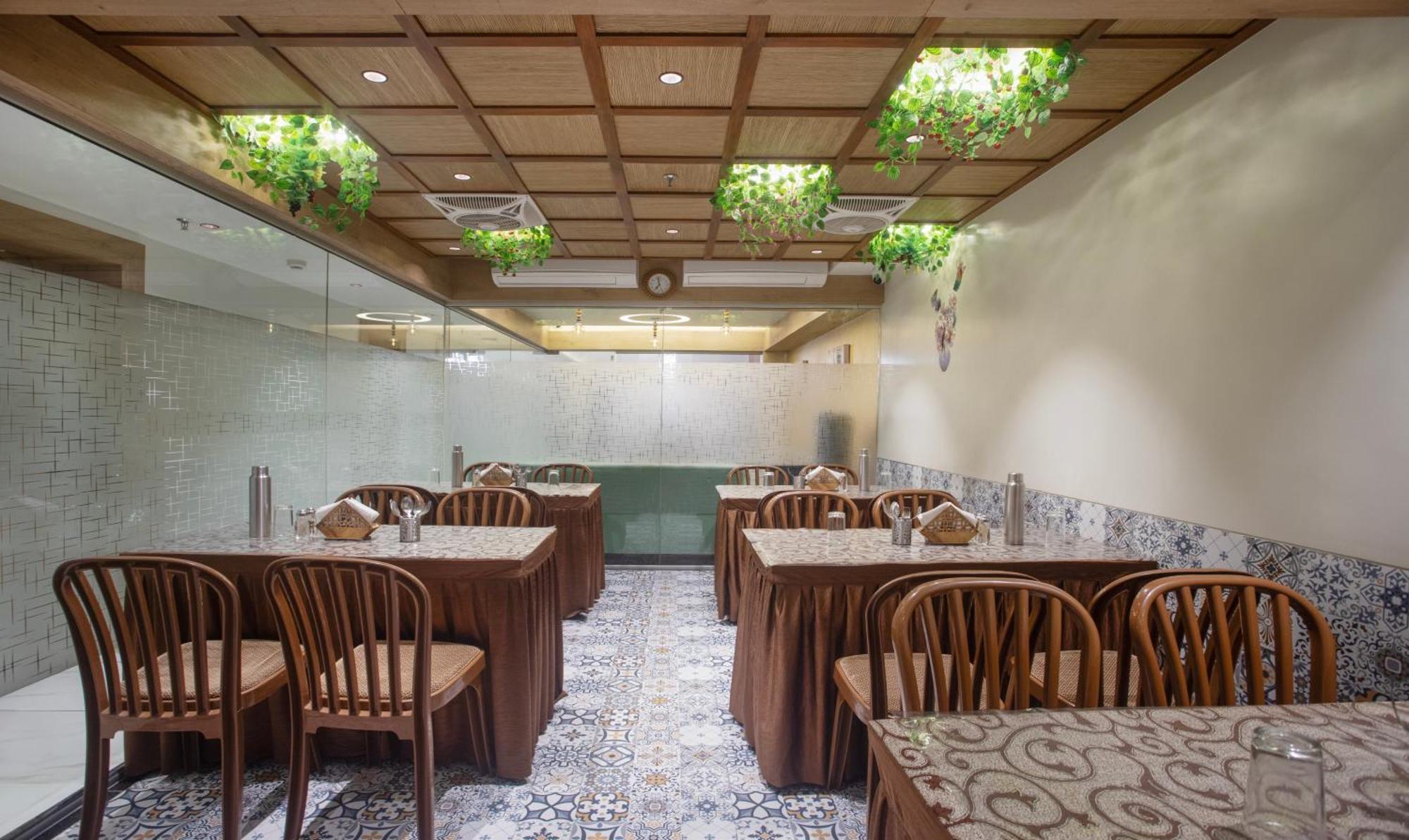 Hotel Treebo Urban, 1 Km From Railway Station Surat Exterior foto